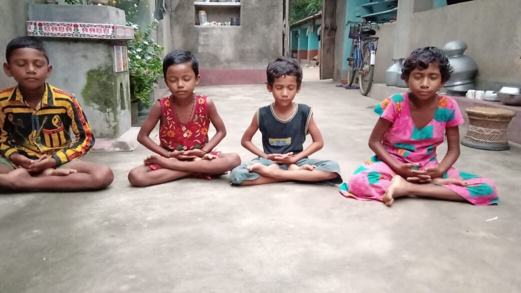 Vidushee-students-are-meditating